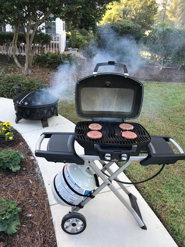 Barbecue a gas portatile Napoleon PRO 285X con carrello pieghevole e doppia griglia - Outdoor Privé