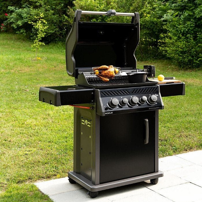 Barbecue a gas Napoleon Rogue RB425SBPK – con kit girarrosto incluso - Outdoor Privé