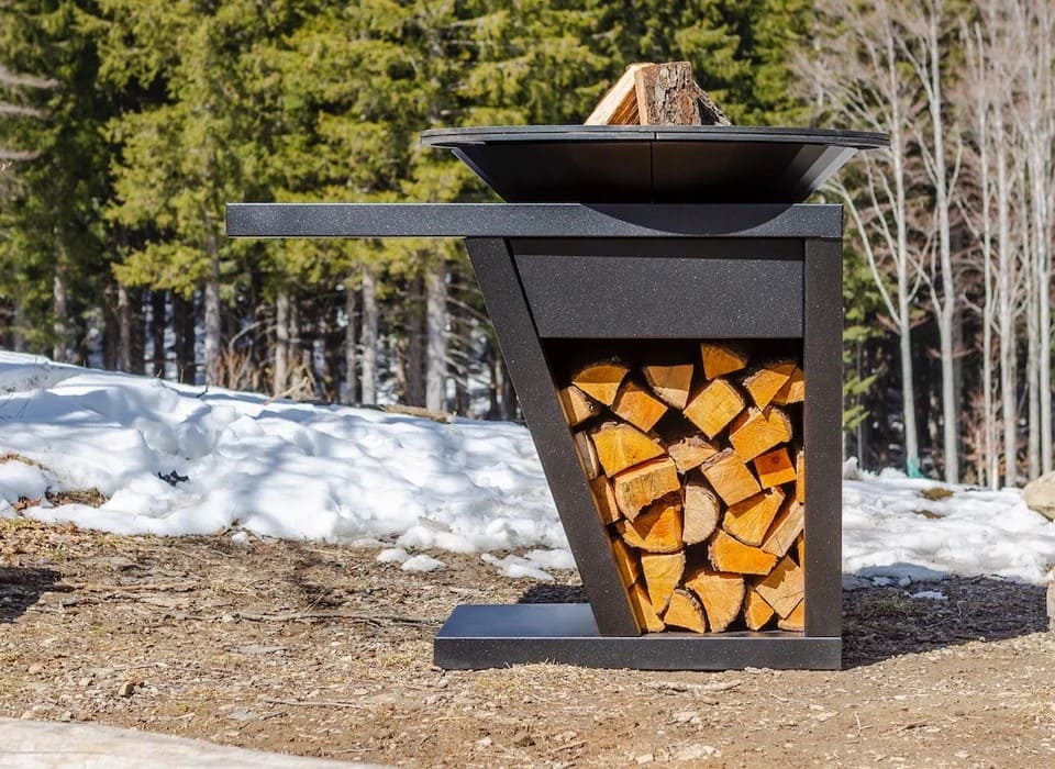 Braciere a legna Nerone Modularte – Piastra da 90 cm, design e portalegna integrato - Outdoor Privé