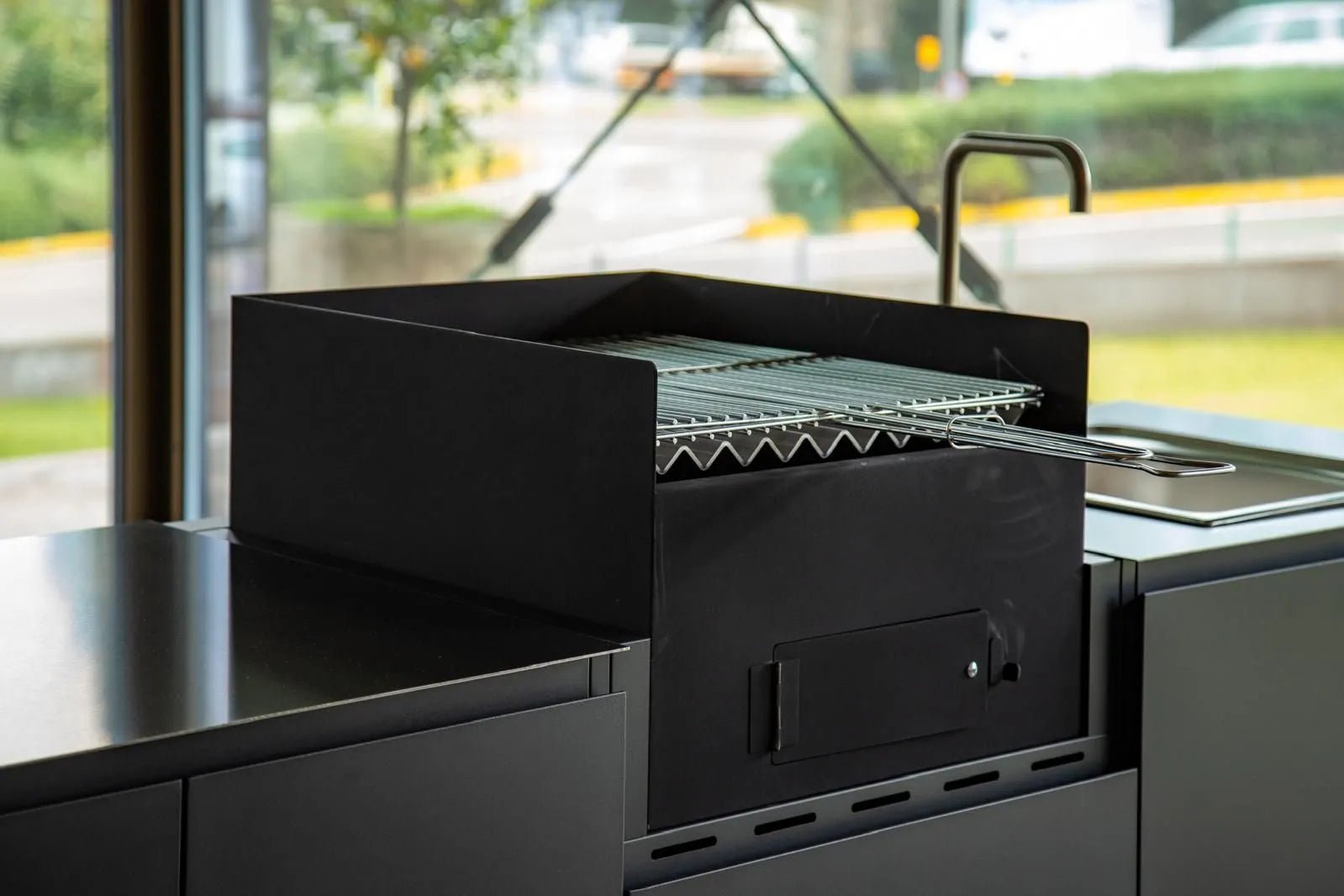 Cucina da Esterno Flaminia – Monoblocco con Barbecue a Carbone - Outdoor Privé