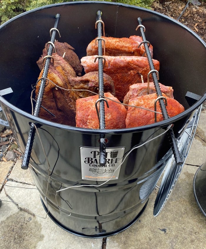Pit Barrel Cooker – barbecue affumicatore verticale a carbone con griglia (PRE-ORDINE) - Outdoor Privé