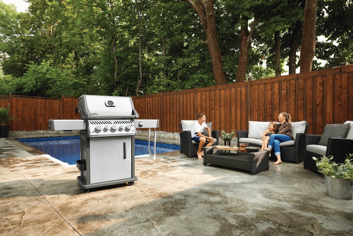 Barbecue a gas Napoleon Rogue RSE425 RSIB – 3 bruciatori, girarrosto incluso e infrarossi laterali - Outdoor Privé