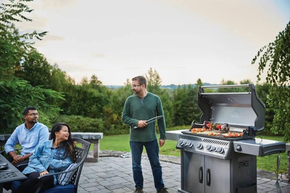 Barbecue a gas Napoleon Prestige P665RSIB – 5 bruciatori, sizzle zone e girarrosto - Outdoor Privé