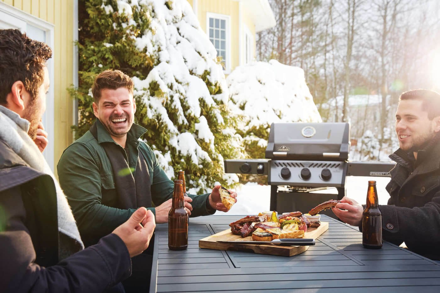 Barbecue a gas Napoleon Freestyle 365 SB con 3 bruciatori e fornello laterale - Outdoor Privé