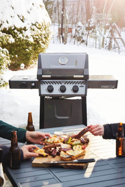 Barbecue a gas Napoleon Freestyle 365 SB con 3 bruciatori e fornello laterale - Outdoor Privé