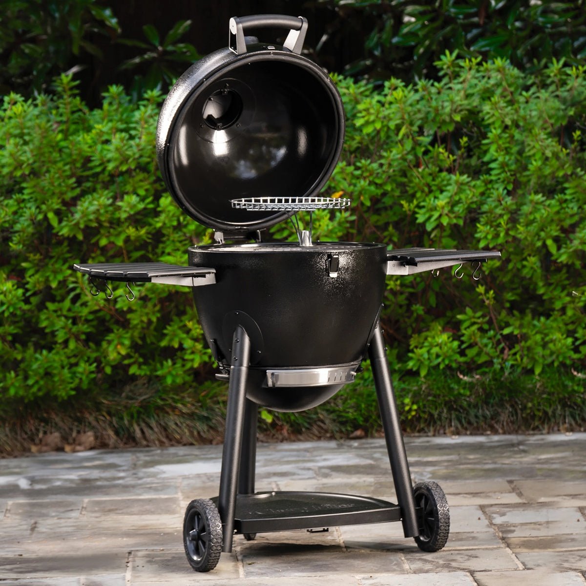 Barbecue a carbonella Char-Griller Akorn Kamado – 20", isolamento triplo, griglie in ghisa e carrello con ripiani
