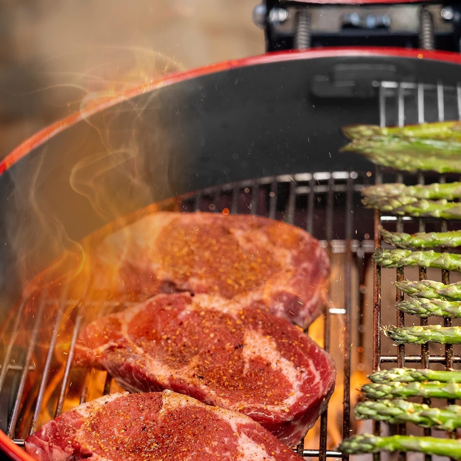 Barbecue a carbone Kamado Joe Kettle Joe – 22", SlōRoller®, sistema 2 livelli e carrello con ripiani - Outdoor Privé