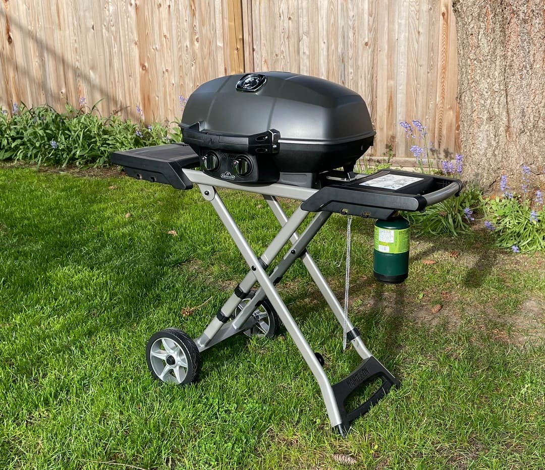 Barbecue a gas portatile Napoleon PRO 285X con carrello pieghevole e doppia griglia - Outdoor Privé
