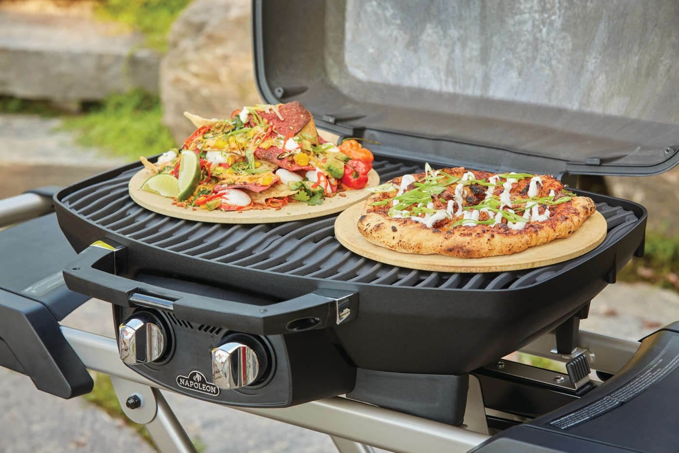Barbecue a gas portatile Napoleon PRO 285X con carrello pieghevole e doppia griglia - Outdoor Privé
