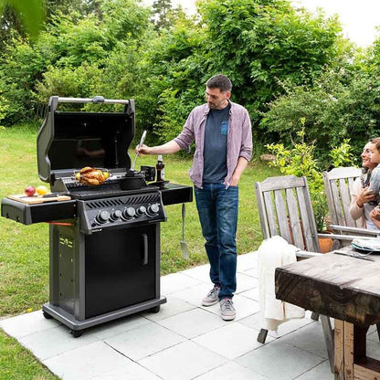 Barbecue a gas Napoleon Rogue RB425SBPK – con kit girarrosto incluso - Outdoor Privé