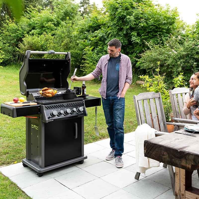 Barbecue a gas Napoleon Rogue RB425SBPK – con kit girarrosto incluso - Outdoor Privé