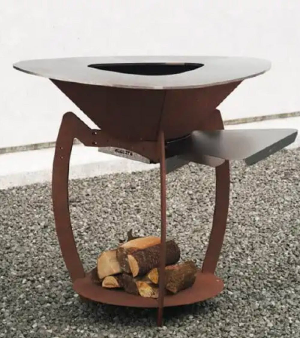 Braciere a legna Modularte Augusto – Piastra triangolare da 100 cm, design elegante e portalegna integrato - Outdoor Privé