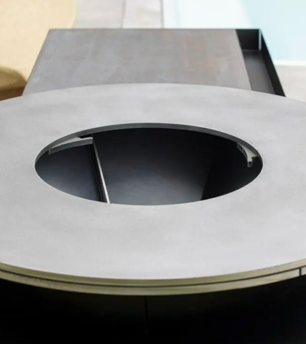 Braciere a legna Nerone Modularte – Piastra da 90 cm, design e portalegna integrato - Outdoor Privé