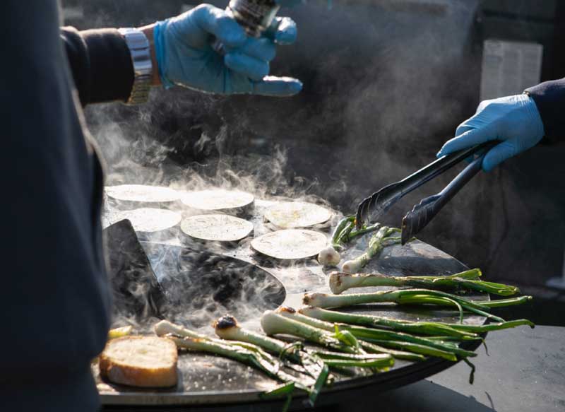 Braciere a legna Nerone Modularte – Piastra da 90 cm, design e portalegna integrato - Outdoor Privé