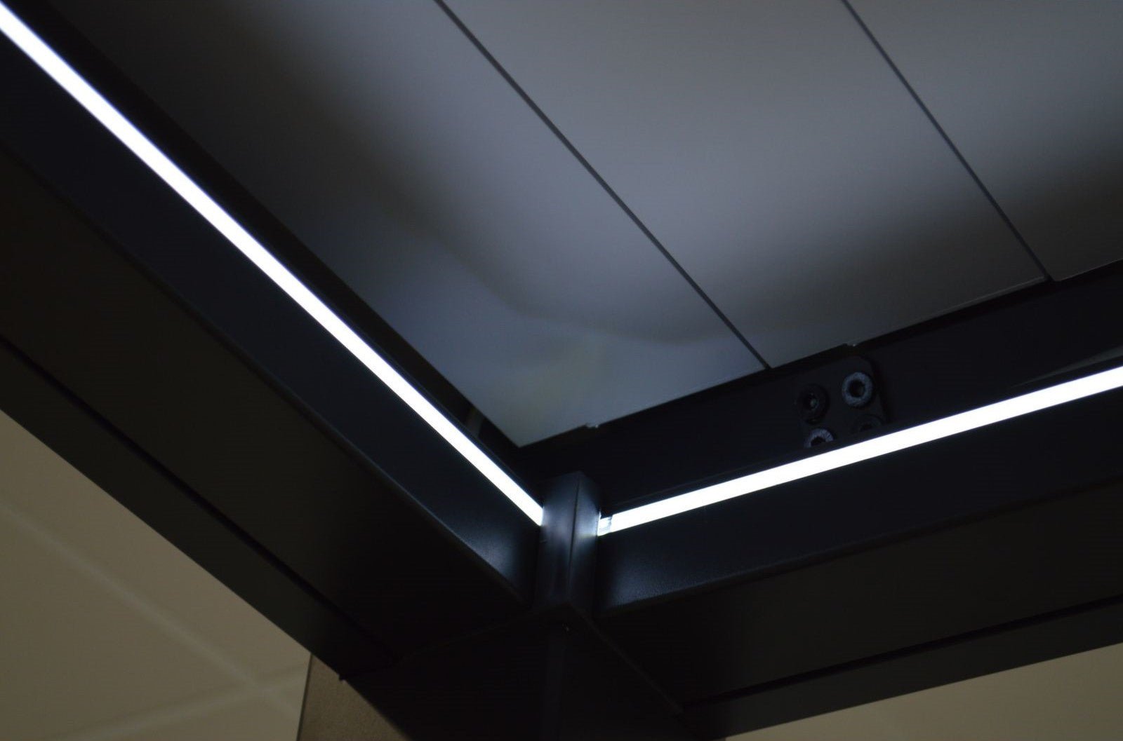 Pergola bioclimatica Sined Dora 3×4 – alluminio motorizzato, illuminata - Outdoor Privé