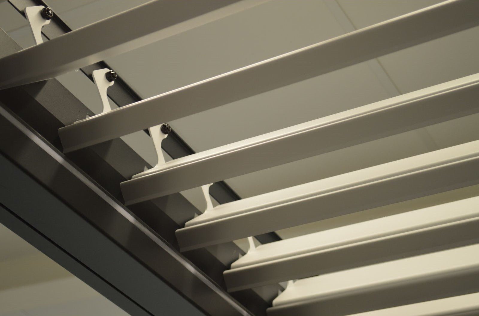 Pergola bioclimatica Sined Dora 3×4 – alluminio motorizzato, illuminata - Outdoor Privé