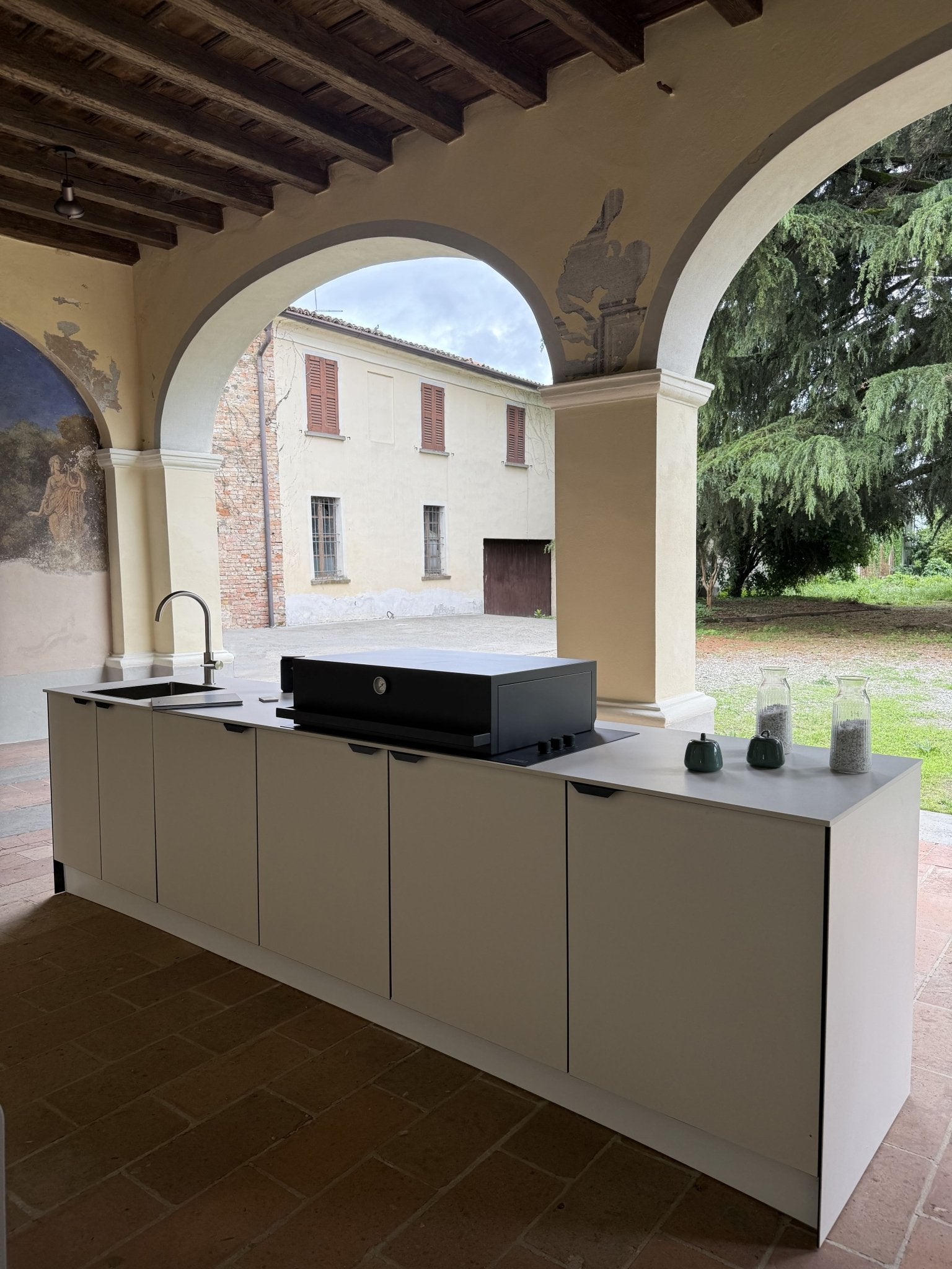 Cucina da esterno completa Vezzoni Etna 320 cm – barbecue, lavello e frigorifero integrati - Outdoor Privé