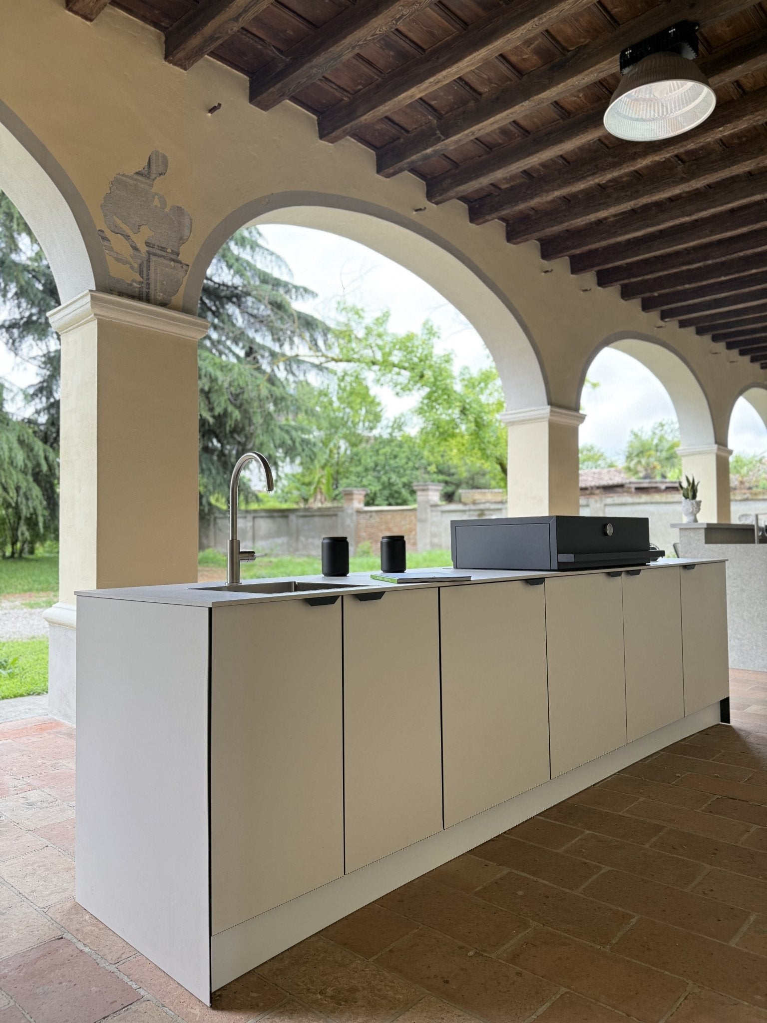 Cucina da esterno completa Vezzoni Etna 320 cm – barbecue, lavello e frigorifero integrati - Outdoor Privé