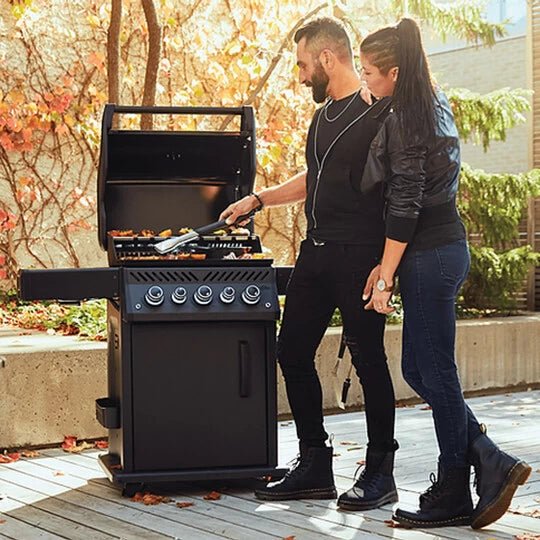 Barbecue a gas Napoleon Rogue 425 Phantom – Sizzle Zone e IR posteriore - Outdoor Privé
