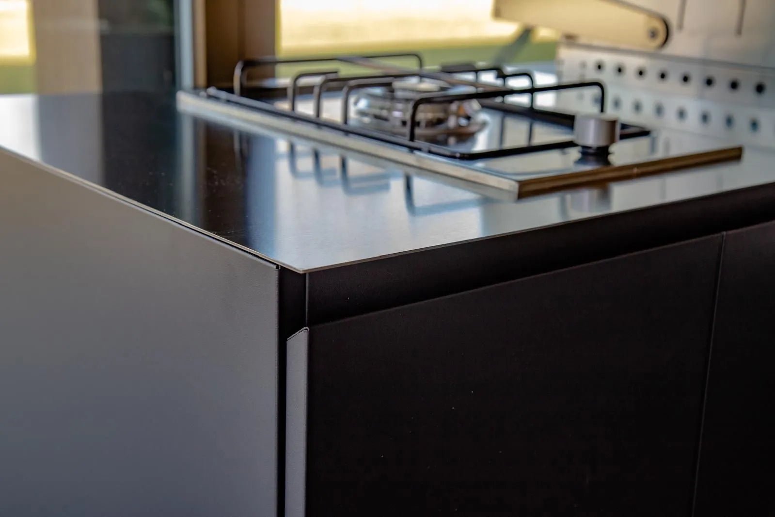 Cucina da Esterno Flaminia – Monoblocco con Barbecue a Gas 4 Fuochi e Fornello Laterale - Outdoor Privé