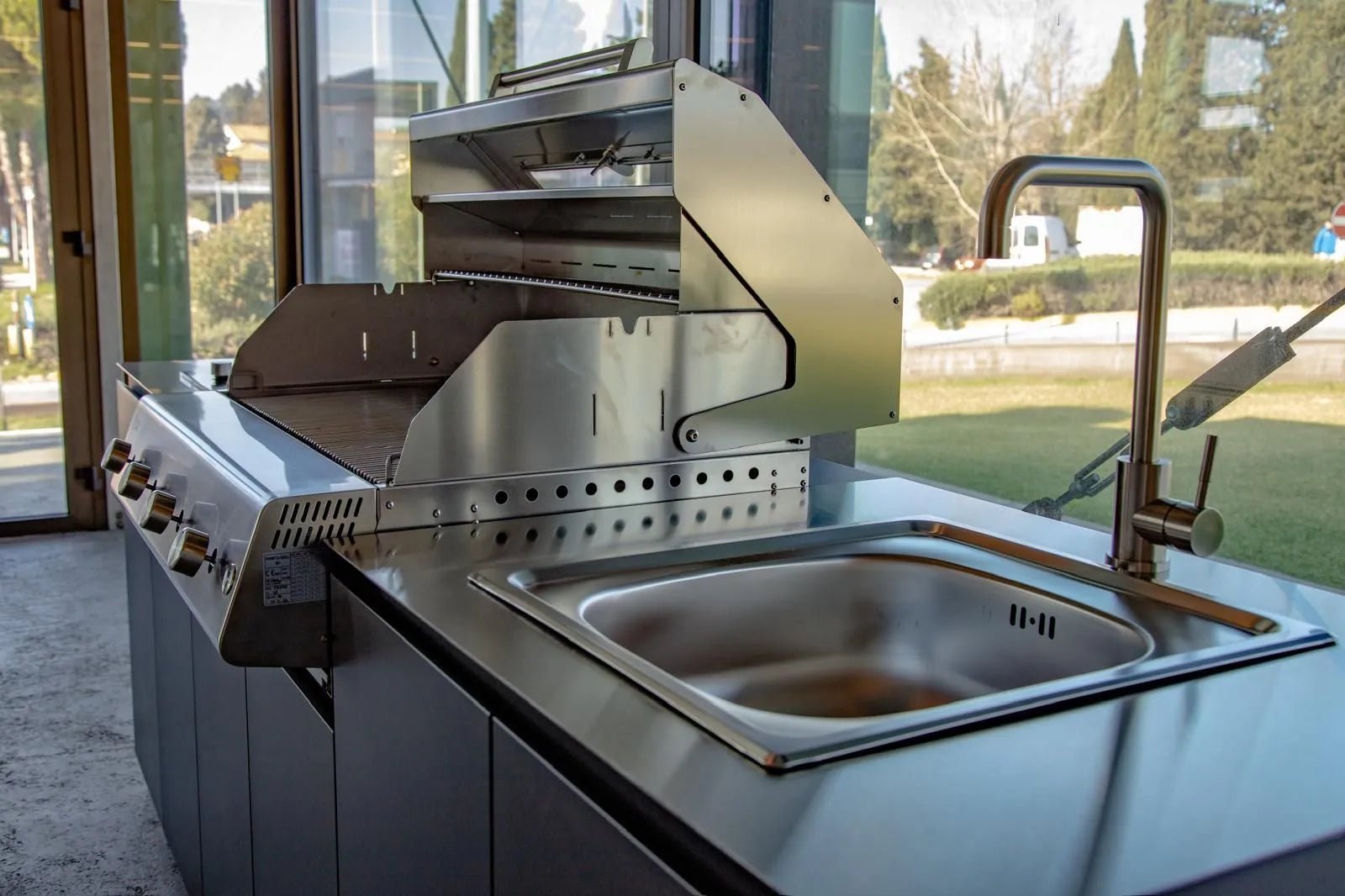 Cucina da Esterno Flaminia – Monoblocco con Barbecue a Gas 4 Fuochi e Fornello Laterale - Outdoor Privé