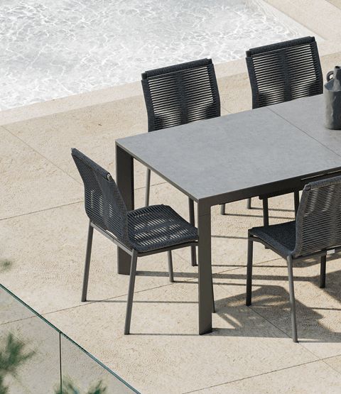 Sedia da esterno Solaris Iside – antracite con corde bicolore e cuscino grigio scuro - Outdoor Privé