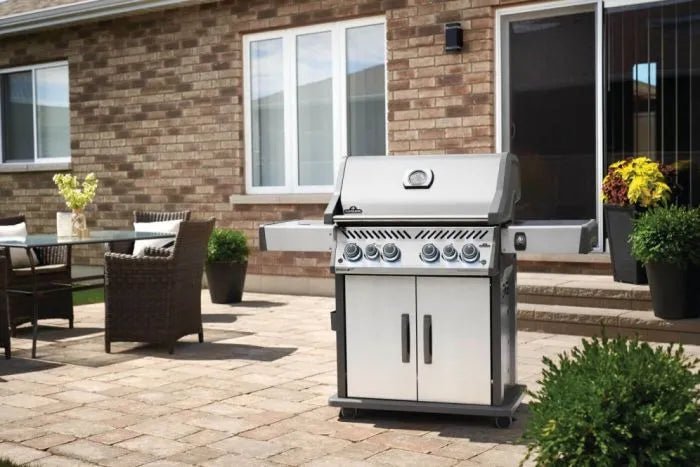 Barbecue a gas Napoleon Rogue RSE 525 RSIB – 5 bruciatori, sizzle zone e girarrosto - Outdoor Privé